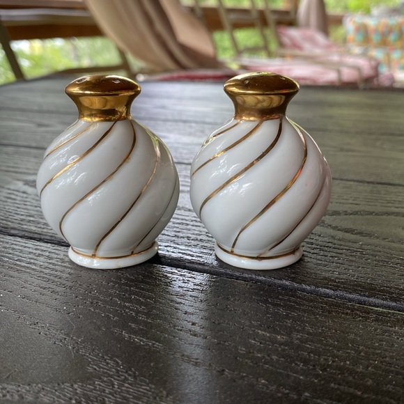 🧂Vintage Salt & Pepper Shakers 🧂 - Picture 4 of 7